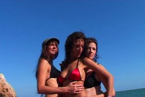 Angels Sydney et deux copines se godent à la plage