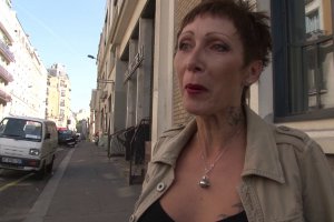 La femme mature essaye un bijou intime et baise avec