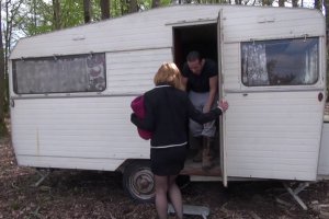 Louise motive son jardinier en le suçant dans les bois