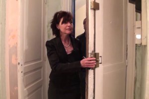 Joyce fait visiter un appartement à un jeune homme et le branche