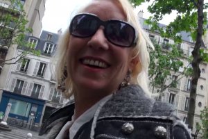 Charly la cougar écarte volontiers les cuisses pour niquer